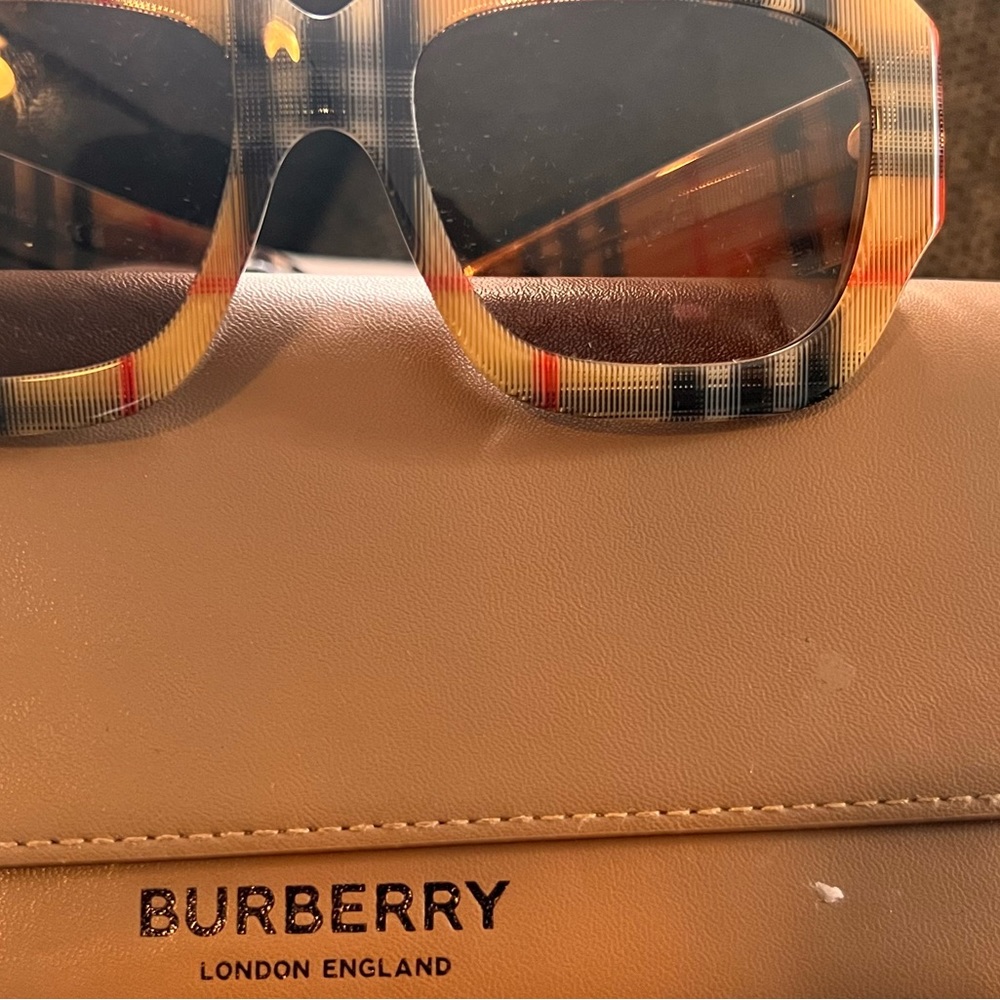Elevate your style with Womens Burberry Myrtle's exquisite sHades!